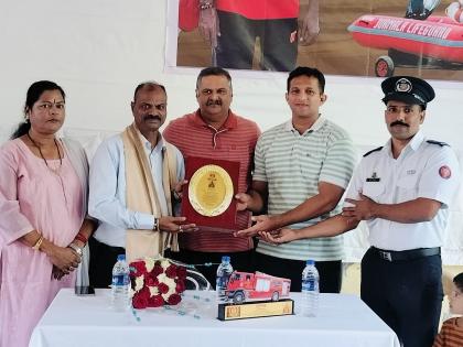 saved 550 drowning lives in 24 years at Juhu Chowpatty | जुहू चौपाटीवर २४ वर्षात वाचवले ५५० बुडणाऱ्यांचे प्राण; निवृत्तीच्या दिवशी वरिष्ठांकडून सन्मान