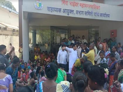 agitation of tribals in municipal ward committee office | महापालिका प्रभाग समिती कार्यालयात आदिवासींचे ठिय्या आंदोलन