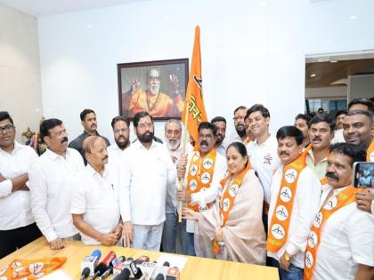 Two former corporators of Thackeray group join Shinde Sena in Ulhasnagar | ठाकरे गटाला धक्का; उल्हासनगरातील दोन माजी नगरसेवकांचा शिंदेसेनेत प्रवेश