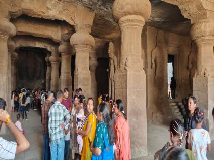 Elephanta Island flourished with millions of local and foreign tourists | देशी विदेशी लाखो पर्यटकांच्या गर्दीने बहरले एलिफंटा बेट