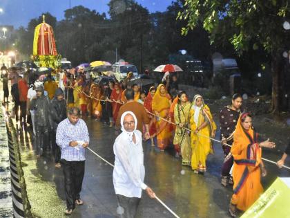 Rath Yatra of Lord Jagannath started in Akola in heavy rain: Hundreds of devotees participated | अकोल्यात भर पावसात निघाली भगवान जगन्नाथ यांची रथयात्रा : शेकडो भाविक झाले सहभागी