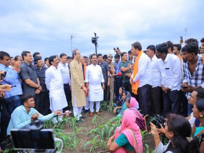 Uddhav Thackeray interacted with farmers on the farm land | पक्षप्रमुख उध्दव ठाकरे शेतकऱ्यांच्या बांधावर, शेतकरी बांधवांसोबत साधला संवाद