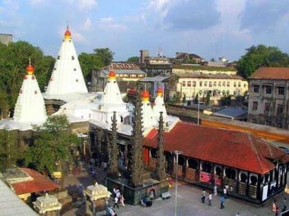 As many as one and a half lakh devotees bow down to Ambabai in Kolhapur | कोल्हापुरात अंबाबाईचरणी तब्बल दीड लाख भाविक नतमस्तक