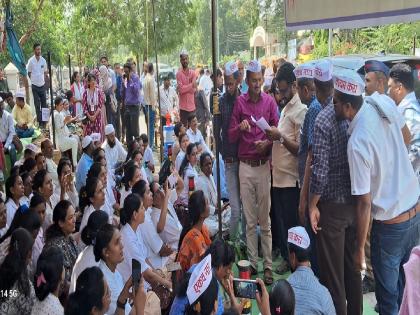 Entry of nana ptole in strike action of NHM employees | एनएचएम कर्मचाऱ्यांच्या कामबंद आंदाेलनात नाना पटाेलेंची एंट्री