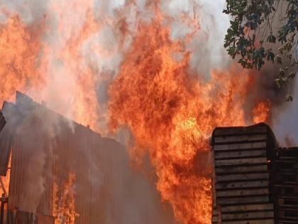 A massive fire broke out at an unauthorized scrap warehouse in Uran city | उरण शहरातील अनधिकृत भंगार गोदामाला भीषण आग