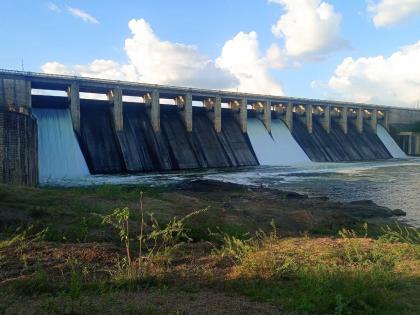 Four gates of Siddheshwar Dam opened; Discharge of five thousand cusecs of water in Purna river basin | सिद्धेश्वर धरणाचे चार दरवाजे उघडले; पूर्णा नदीपात्रात पाच हजार क्युसेक पाण्याचा विसर्ग