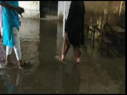 Bhiwandi Municipal School filled with water | भिवंडी महापालिकेच्या शाळेत भरले पाणी