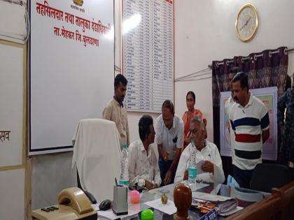 Satyagraha of former state ministers in the room of Tehsildars | माजी राज्यमंत्र्यांचा तहसीलदारांच्या कक्षात बैठा सत्याग्रह