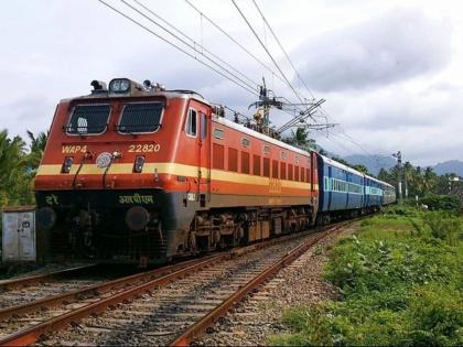 Water on the bridge crossed the danger level in Ballarpur section, delaying southbound train services | बल्लारपूर विभागात पुलावरच्या पाण्याने धोक्याची पातळी ओलांडली, दक्षिणेकडील रेल्वे सेवा रेंगाळली