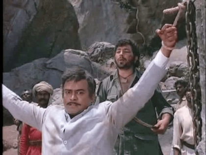 Funny Mistakes In 5 Bollywood Movies | बॉलिवूडच्या या पाच सुपरहिट चित्रपटातील मजेशीर चुका, शोलेमध्ये दिसले होते 'ठाकूर'चे हात