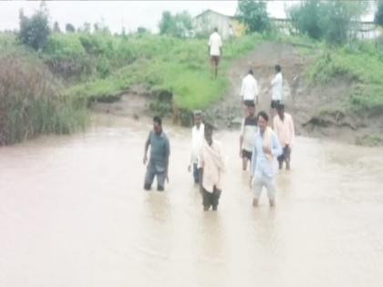 Two people were swept away, 24 thousand hectares were affected | दोन जण वाहून गेले, २४ हजार हेक्टरला फटका