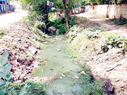 slipper fell in drain, boy went to catch it swept away with water | नाल्यात चप्पल पडली, काढण्यासाठी गेलेला चिमुकला वाहून गेला