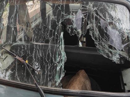 Goons smash 11 cars in Nashik | नाशिकमध्ये गुंडांनी फोडल्या ११ कार Goons smash 11 cars in Nashik | नाशिकमध्ये गुंडांनी फोडल्या ११ कार