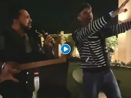 Hrithik Roshan new year celebration with Mika Singh video viral on internet | Hrithik Roshan चा न्यू ईअर पार्टीचा व्हिडीओ व्हायरल, मिका सिंगसोबत गायलं गाणं....