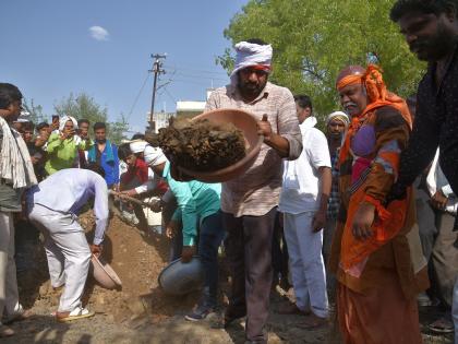 Bacchu Kadu distressed by the allegations of embezzlement, did hard work | अपहाराच्या आराेपांनी व्यथित बच्चू कडू यांनी भर उन्हात केले श्रमदान