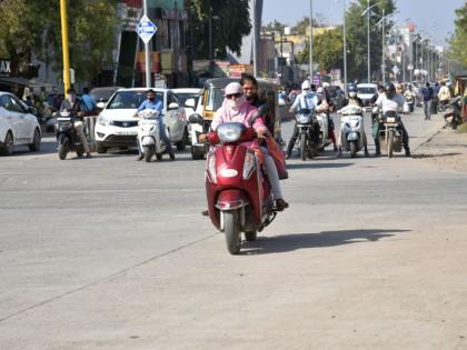 What scares the signal? We follow the rules only if there is a palisade | सिग्नलला काेण घाबरताे? पाेलीस असेल तरच आम्ही नियम पाळताे