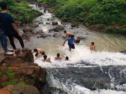 The waterfall of the urban shelter of Goregaon is the tourist attraction | गोरेगावच्या नागरी निवाऱ्याचा धबधबा ठरतो पर्यटकांचे आकर्षण