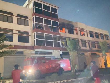 Bhiwandi, a huge fire broke out in a children hostel; 74 students released on time | भिवंडीत मोठी दुर्घटना टळली, मुलामुलींच्या वसतीगृहास भीषण आग; ७४ विद्यार्थ्यांची वेळीच सुटका