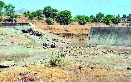 Thousands of liters of water were transported through bonded areas | बंधाºयातून वाहून गेले हजारो लिटर पाणी