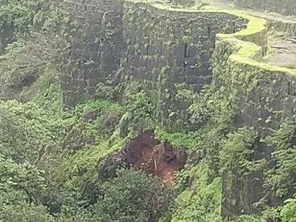 Landslide on the hill of the historical Pratapghad Fort today in satara | Video: प्रतापगडाच्या पायथ्याशी भूस्खलन, इतिहासप्रेमींनी व्यक्त केली चिंता