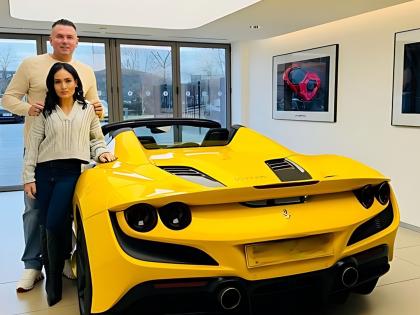 Man splashed cash to gift for wife by Ferrari like supercars told she deserves it | पत्नीला 8 महिन्यात गिफ्ट केल्या कोट्यावधी रूपयांच्या दोन फरारी कार, कारण वाचून व्हाल अवाक्