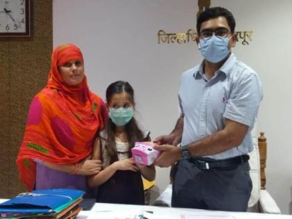 Girl from Chandrapur helped by giving his piggy bank | चंद्रपुरातील चिमुकलीने आपली पिगी बँक देऊन केली मदत