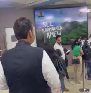 VIP culture was given a crack; The Deputy Chief Minister stood in the queue and took the boarding pass | व्हीआयपी कल्चरला दिला फाटा; उपमुख्यमंत्र्यांनी रांगेत उभे राहून घेतला बोर्डिंग पास