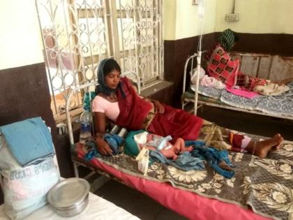 Lockdown causes delivery of pregnant woman at passenger shelter; Incidents in Gadchiroli district | लॉकडाऊनमुळे प्रवासी निवारा केंद्रातच झाली गर्भवती महिलेची प्रसूती; गडचिरोली जिल्ह्यातील घटना