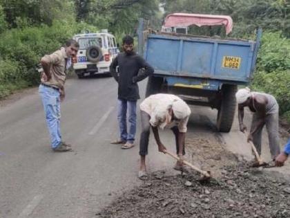 The pits were filled by the police to prevent accidents | महामार्गावरील अपघात टाळण्यासाठी ठाणेदाराची अशी ही 'गांधीगिरी'