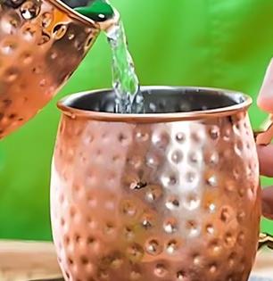 थंडीत भल्या सकाळी तांब्याच्या भांड्यातले पाणी पिण्याचे १० जबरदस्त फायदे, दिवसभर वाटेल फ्रेश