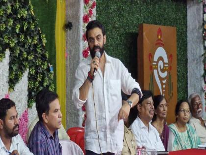 Former MLA Kshitij Thakur is aggressive against Mahavitaran, takes Mahavitaran officials to task | माजी आमदार क्षितिज ठाकूर महावितरणविरोधात आक्रमक, महावितरणच्या अधिकाऱ्यांना धारेवर धरले Former MLA Kshitij Thakur is aggressive against Mahavitaran, takes Mahavitaran officials to task | माजी आमदार क्षितिज ठाकूर महावितरणविरोधात आक्रमक, महावितरणच्या अधिकाऱ्यांना धारेवर धरले