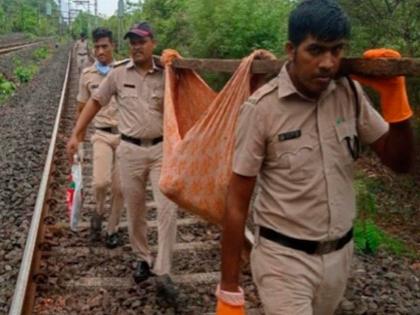 Railway police rescued a woman by walking four kilo meter | रेल्वे पोलिसांनी तब्बल चार किलोमीटर झोळीत नेऊन वाचविले महिलेचे प्राण