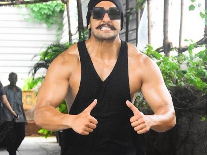  And Ranveer Singh started out of the gym Photoshoot! | अन् रणवीर सिंगने जिम बाहेर सुरू केले फोटोशूट!