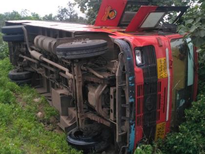 Bus over down in Yavatmal district; Two passengers injured | यवतमाळ जिल्ह्यात बस उलटली; दोन प्रवासी जखमी