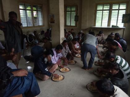 The 'hospitality' of Kolhapurkar, the appetite of the drivers who were stuck in the bus station of kolhapur flood | कोल्हापूरकरांचा 'पाहुणचार', बसस्थानकांत अडकलेल्या 150 चालक-वाहकांची भूक भागवली 