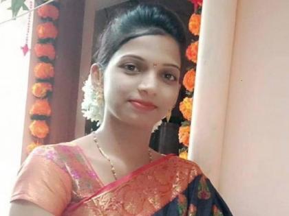 Woman dies after her saree gets caught in tractor's blower rod | साडीचा पदर ट्रॅक्टरच्या ब्लोअर राॅडमध्ये अडकून डाळिंब झाडांना स्लरी सोडणाऱ्या महिलेचा मृत्यू