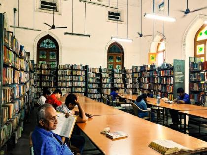 In the era of smart phones, libraries were closed | स्मार्ट फोनच्या काळात वाचनालये पडली बंद