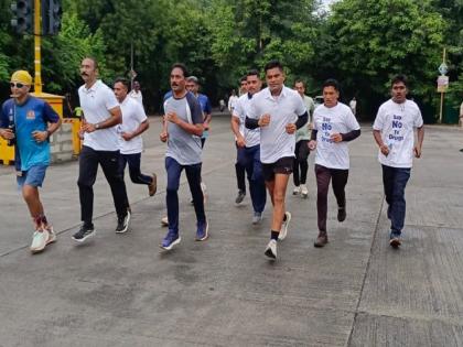 Amravati residents run in police marathon | पोलिसांच्या मॅराथॉनमध्ये धावले अमरावतीकर
