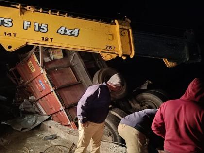 Tempo dtiver fell into forty-foot ravine at Salpe Ghat; The injured driver was saved by the rescued by police | सालपे घाटात चाळीस फूट दरीत कोसळलेला टेम्पो; जखमी चालकास पोलीसांच्या कार्यतत्परतेने दिले जीवदान