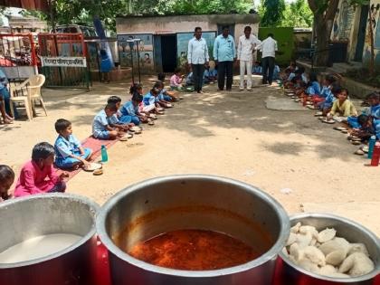 Bansavargaon school students have idli-vada in mid-day meal! | बनसावरगाव शाळेतील विद्यार्थ्यांना मध्यान्ह भोजनात इडली-वडा !