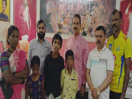 Shiv Sena Bodare brother's helping hand, Paras' roof for the three orphaned siblings | शिवसेना बोडारे बंधूचा मदतीचा हात, अनाथ तिन्ही भावंडाना पारसची छत्रछाया