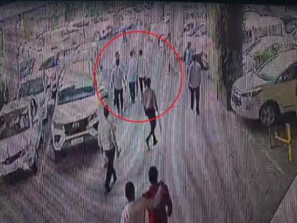 Former BJP corporator's husband beaten builder, cctv viral | भाजपच्या माजी नगरसेविकेच्या पतीचा पिंपरी महापालिकेत राडा, बिल्डरला लाथा-बुक्क्यांनी मारहाण