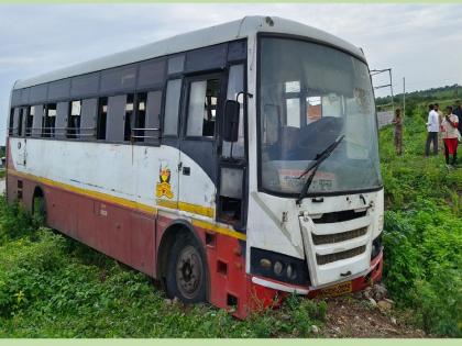 Leaving the highway ST bus goes in pit, incident in Latur, ausa | लातुरात महामार्ग सोडून एसटी खड्ड्यात, बसमध्ये होते ६२ प्रवासी...