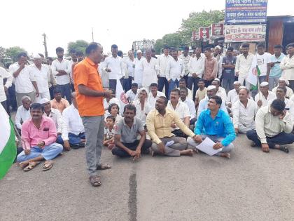 Farmers block Barshi-Dharashiv road; Know the reason for the agitation? | शेतकऱ्यांनी बार्शी-धाराशिव रस्ता रोखला; जाणून घ्या आंदोलनाचे कारण ?