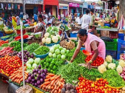 Coriander, green chillies spoil the vegetable budget | कोथिंबीर, हिरव्या मिरचीने बिघडले भाज्यांचे बजेट