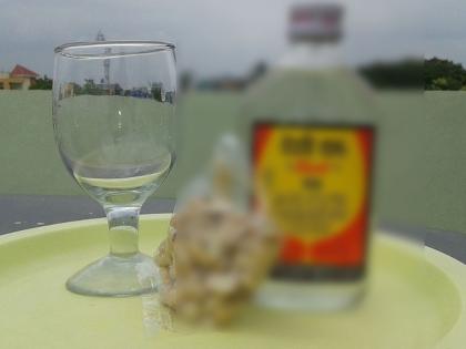Raid on country liquor store in Daund Retired policeman turns out to be liquor seller | दौंडमध्ये देशी दारूच्या अड्ड्यावर छापा; सेवानिवृत्त पोलीसच निघाला दारू विक्रेता Raid on country liquor store in Daund Retired policeman turns out to be liquor seller | दौंडमध्ये देशी दारूच्या अड्ड्यावर छापा; सेवानिवृत्त पोलीसच निघाला दारू विक्रेता