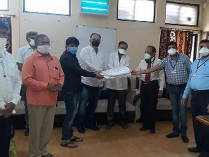  Gift of PPE kit from Shiv Sena for the safety of doctors | डॉक्टरांच्या सुरिक्षतेसाठी शिवसेनेकडून पीपीई किटची भेट