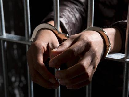 Gangster arrested from five districts including Thane | ठाण्यासह पाच जिल्हयातून हद्दपार केलेल्या गुंडाला अटक