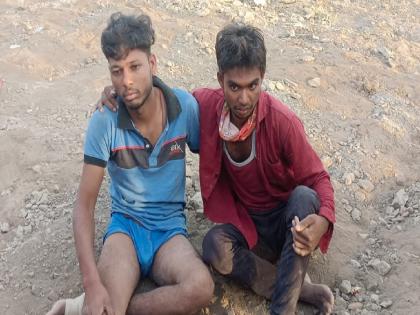 After breaking the house, the three ran away with the jewellery, the citizens chased them and caught them | घर फोडून दागिने घेऊन तिघे पळत सुटले, पाठलाग करुन नागरिकांनी दोघांना पकडले