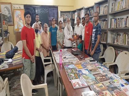 Lecture on World Book Day at Masaheb Minatai Thackeray Library | जागतिक पुस्तक दिनी उनपच्या माॅसाहेब मिनाताई ठाकरे वाचनालयात व्याख्यान